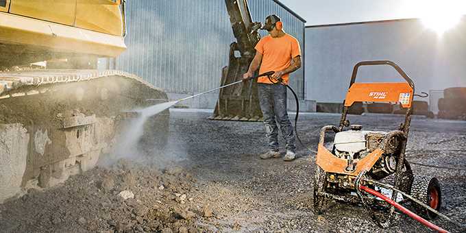 Man washing an excavator with a STIHL RB800 commercial pressure washer