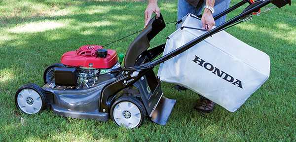 Removing the bag from a Honda HRX lawn mower